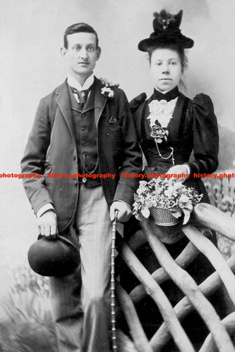 F014617 young couple - a,