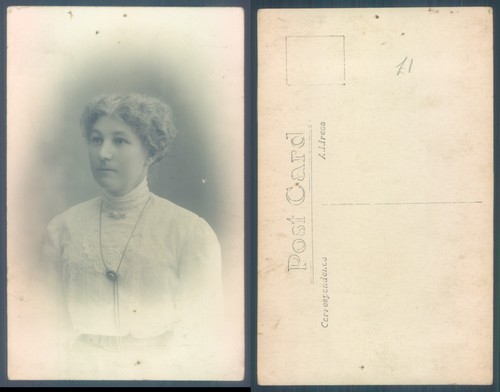 Studio portrait woman - studio,